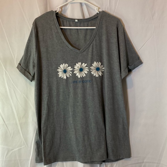 Source Unknown Tops - Women’s Plus Size 2XL Gray V-Neck Daisies T-shirt with Life Is Good Printed on